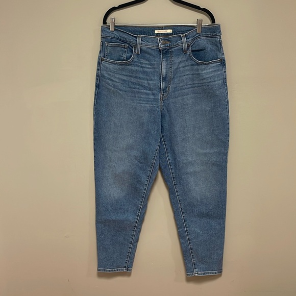 Levi’s High Rise Mom Jeans in color Medium Indigo. - Picture 1 of 6